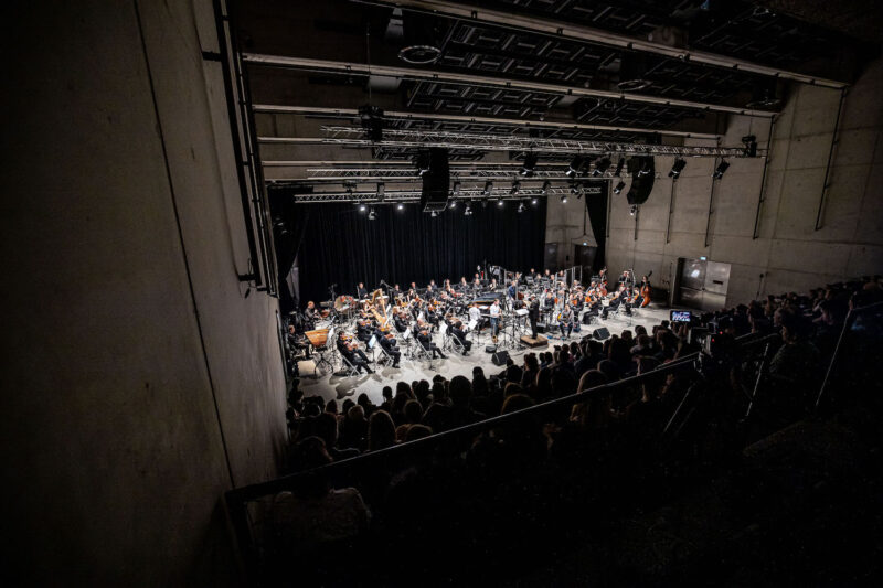 Premiéra společného projektu Concept Art Orchestra a SOČRu s názvem V okamžiku, který napsali Luboš Soukup a Vít Křišťan, 11. 5. 2023, DOX+, Praha (foto Michal Fanta)