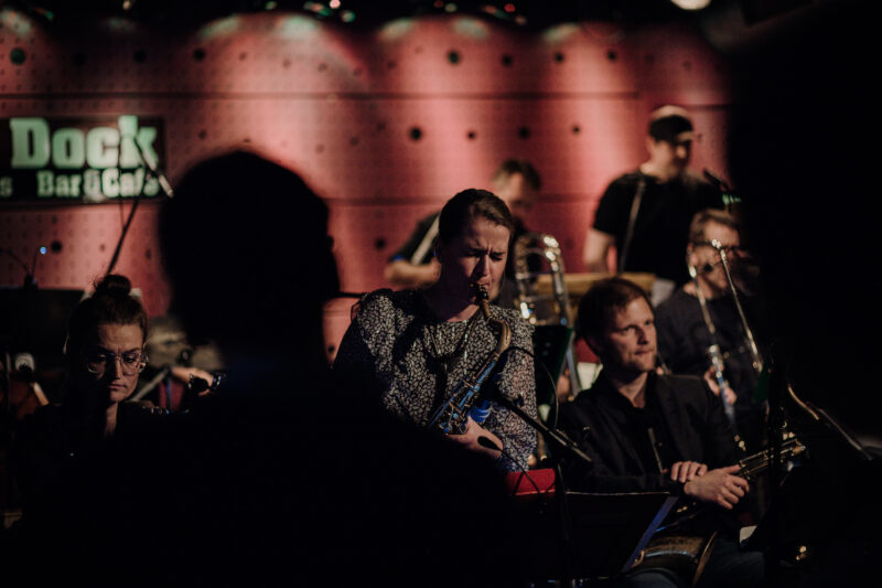 Nela Dusová na premiéře projektu Concept Art Orchestra a Jan Mazura – Návraty, Jazz Dock, Praha, 9. 10. 2022 (foto Jana Křížková)